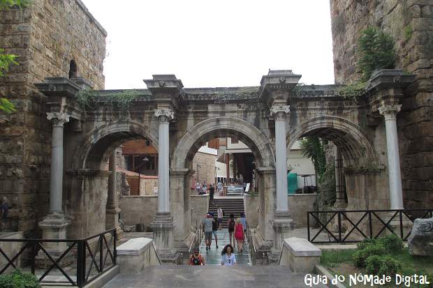 O Portão de Adriano tem 2 mil anos e é uma das entradas para o Centro Histórico de Antália