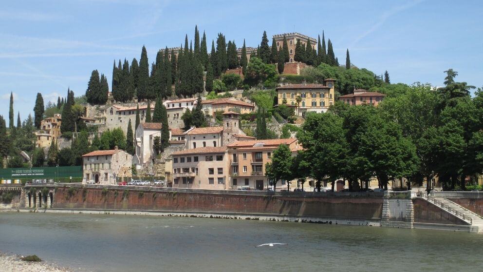 Onde ficar em Verona do outro lado do Rio Ádige?