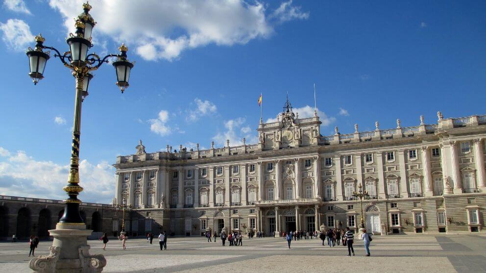 Palácio Real de Madrid com o pôr do sol da primavera