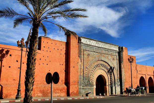 Portão Bab Agnaou em Medina. Fonte: Wikimedia. Onde ficar em Marrakech? Hotéis em Marrakech!