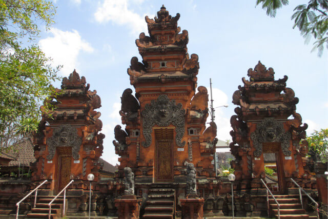Belíssimo templo no centro de Ubud