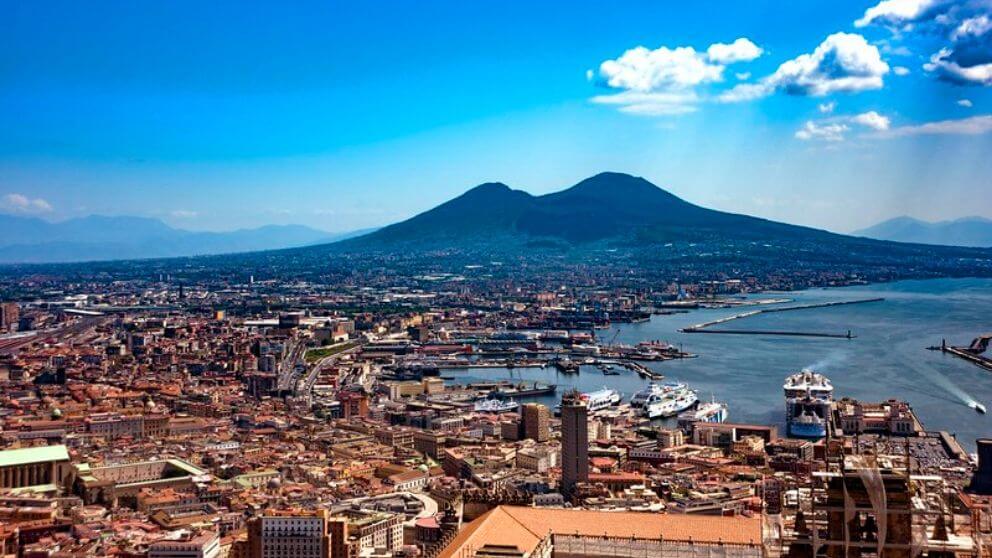 Nápoles com o Monte Vesúvio ao fundo