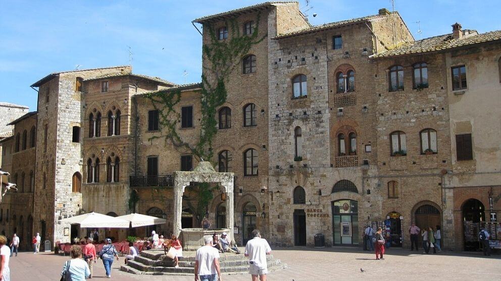 Piazza della Cisterna. Fonte: Wikimedia