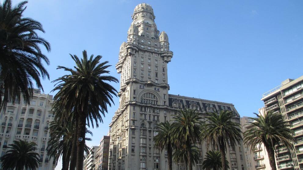 Palácio Salvo, o cartão-postal da capital do Uruguai