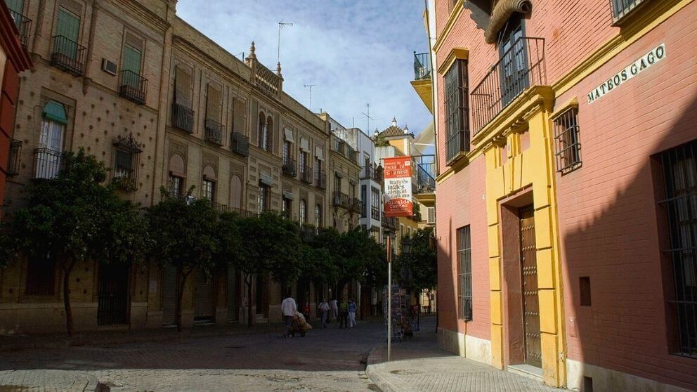 Calle Mateos Gago, entre o Centro e Santa Cruz. Fonte: Wikimedia