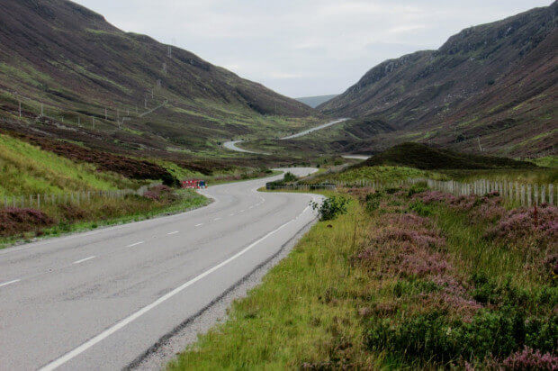 Estrada comum no interior da Escócia
