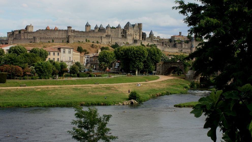 Cidadela de Carcassonne e casas no sopé