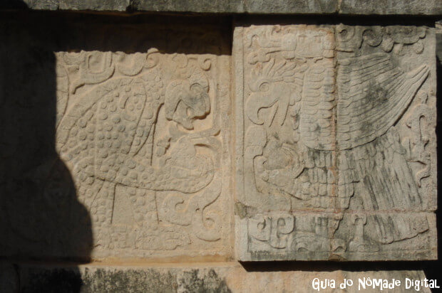 Jaguar e águia com corações nas garras. Detalhes do Templo de los Jaguares y de las Águilas