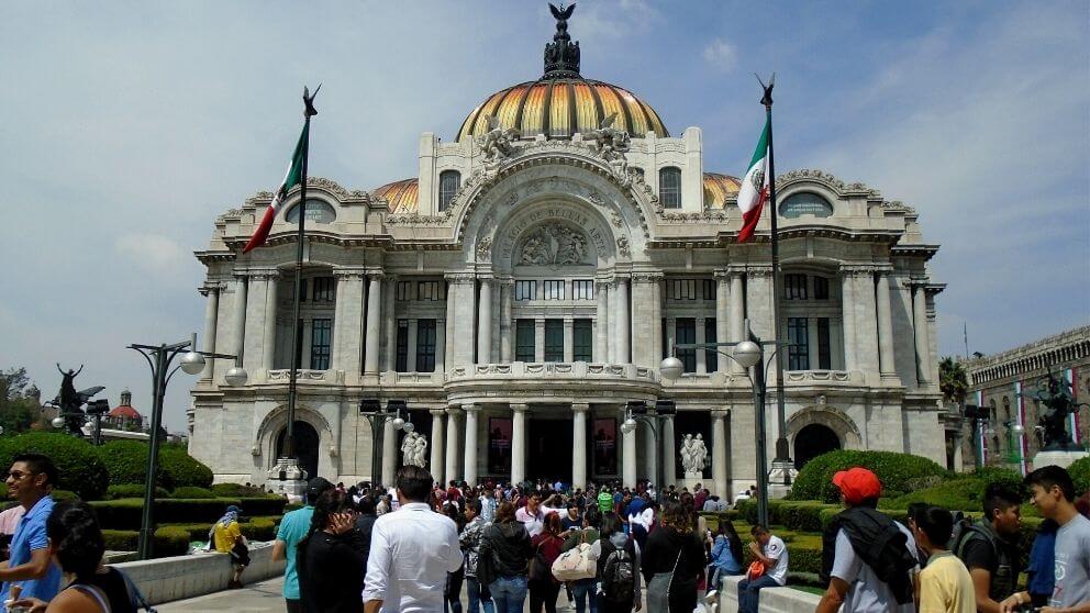 Palácio de Bellas Artes em um domingo com apresentações e museus gratuitos
