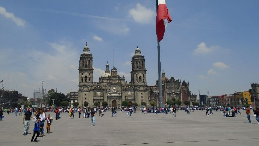 Catedral localizada aos fundos do Zócalo, a praça principal da cidade