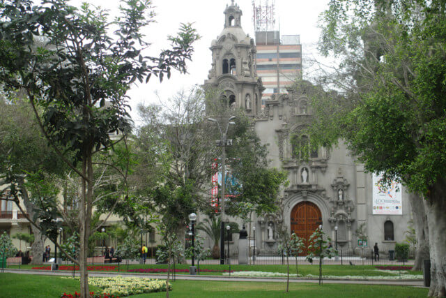 Parque Kennedy, um dos locais mais conhecidos em Miraflores