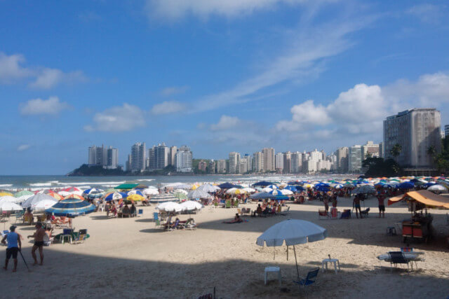 Os prédios altos fazem parte do cenário da Praia das Pitangueiras