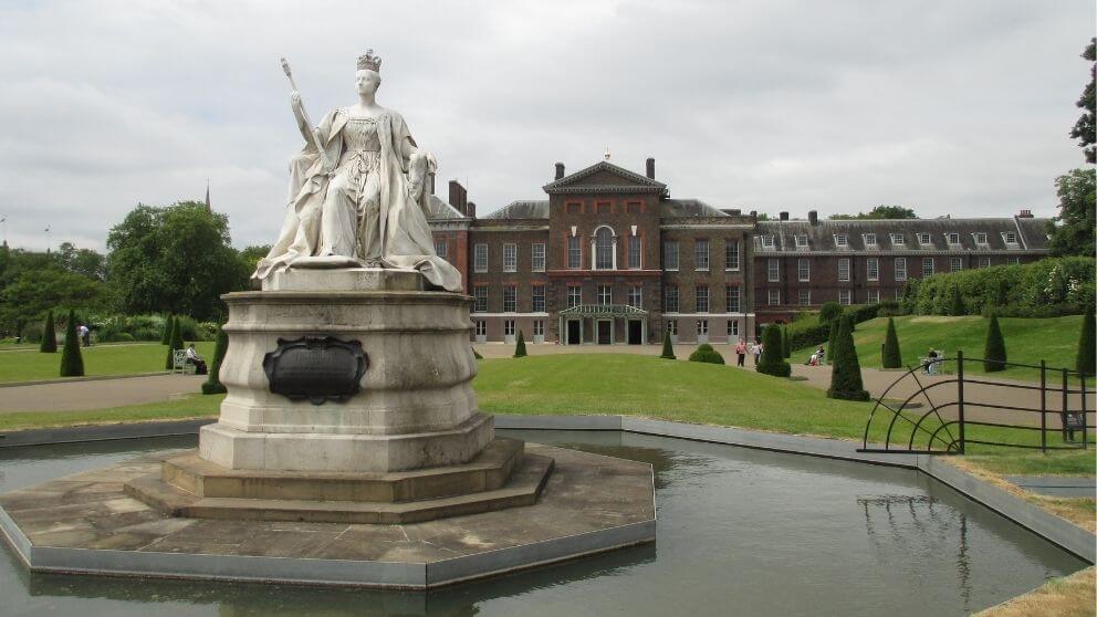 Palácio de Kensington com a Rainha Vitória à frente